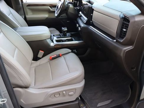 Used 2023 GMC Sierra 1500 SLT AWD/4WD image 17