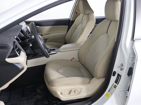 Used 2021 Toyota Camry LE image 25