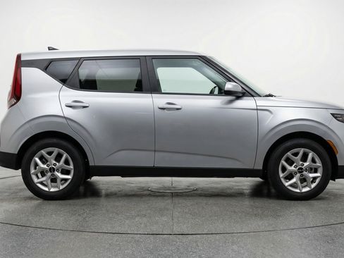 Used 2025 Kia Soul LX w/ LX Technology Package FWD image 11