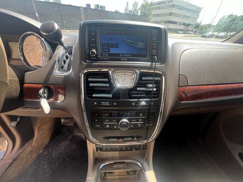 Used 2011 Chrysler Town & Country Limited image 13