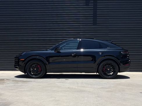 Used 2025 Porsche Cayenne S AWD/4WD image 2