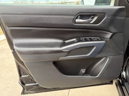 Used 2025 Nissan Pathfinder SL image 12