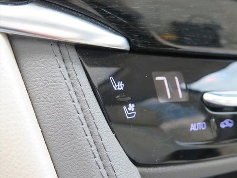 Used 2022 Cadillac XT6 Premium Luxury w/ Technology Package image 16