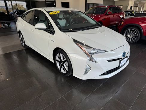 Used 2016 Toyota Prius Four Touring FWD image 2