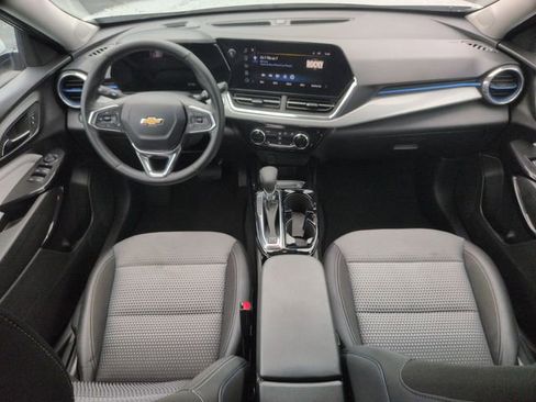 Used 2025 Chevrolet Trax LT w/ LT Convenience Package FWD image 28