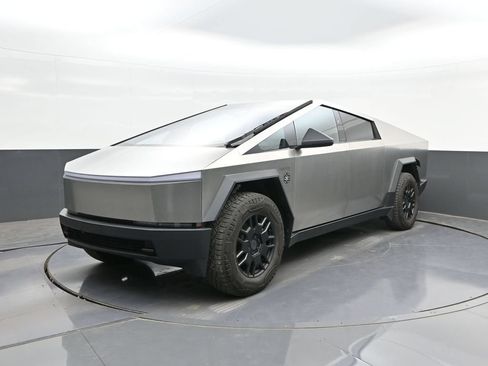 Used 2024 Tesla Cybertruck AWD Crew Cab image 28