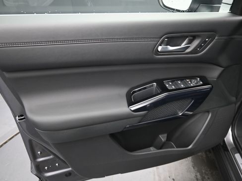 New 2026 Nissan Pathfinder Platinum FWD image 11