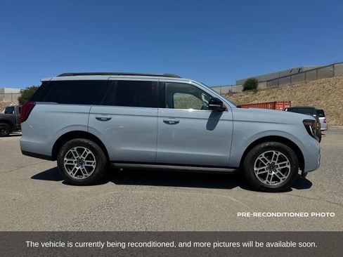 Used 2025 Ford Expedition Active AWD/4WD image 7