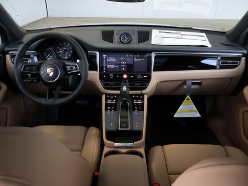 Used 2025 Porsche Macan image 19