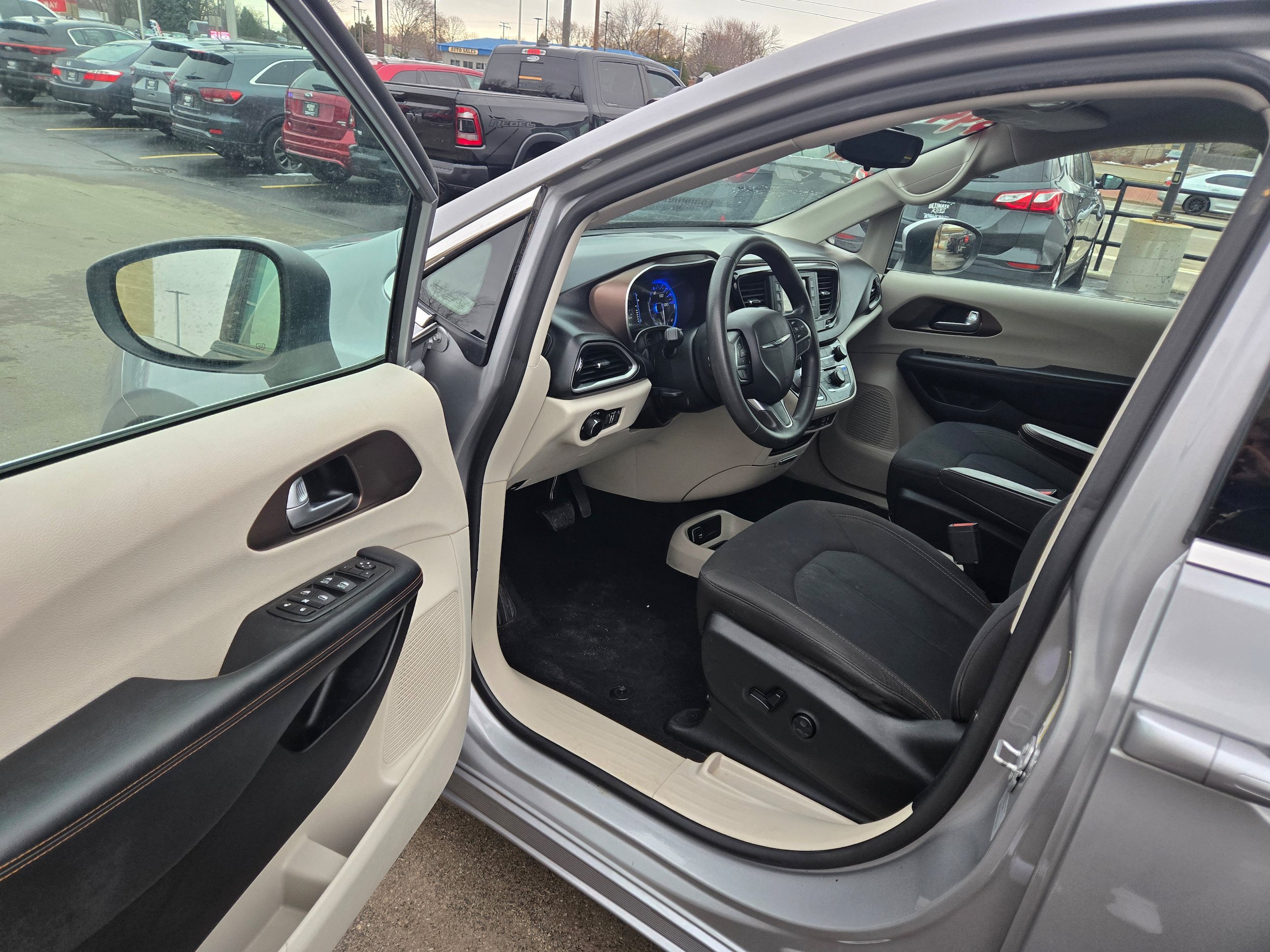 Used 2017 Chrysler Pacifica LX FWD image 5