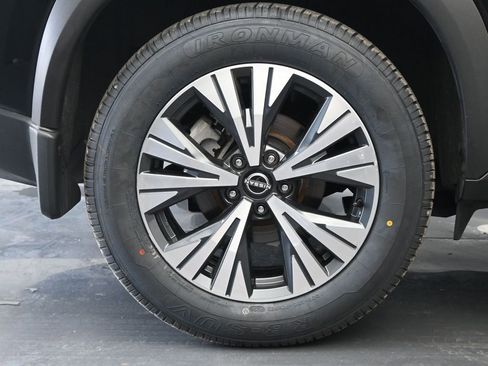 Used 2023 Nissan Rogue SV FWD image 9