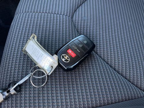 Used 2025 Toyota Highlander LE image 21