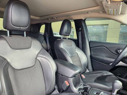 Used 2018 Jeep Cherokee Latitude Plus w/ Comfort/Convenience Group image 16