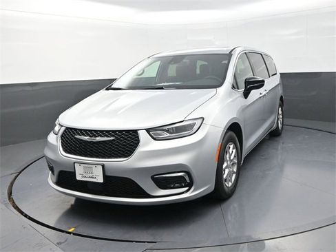 New 2026 Chrysler Pacifica Select image 3