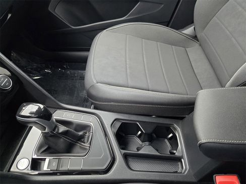 Used 2024 Volkswagen Taos SE image 23