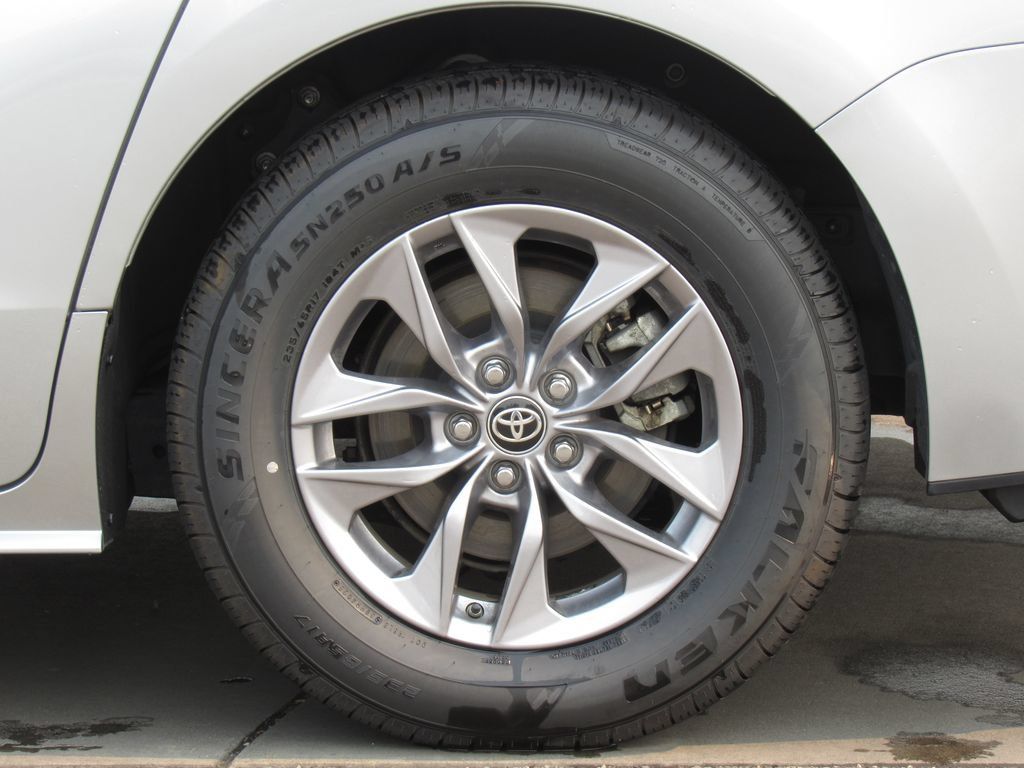 Certified 2025 Toyota Sienna XLE FWD image 40