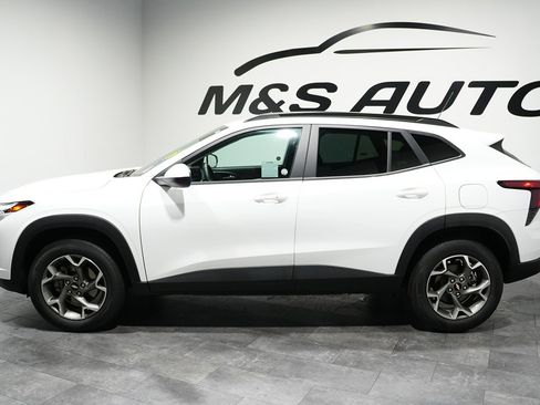 Used 2025 Chevrolet Trax LT w/ LT Convenience Package FWD image 3