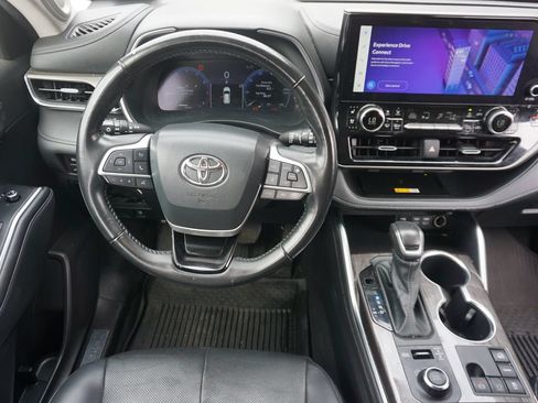 Used 2024 Toyota Highlander Limited AWD/4WD image 6
