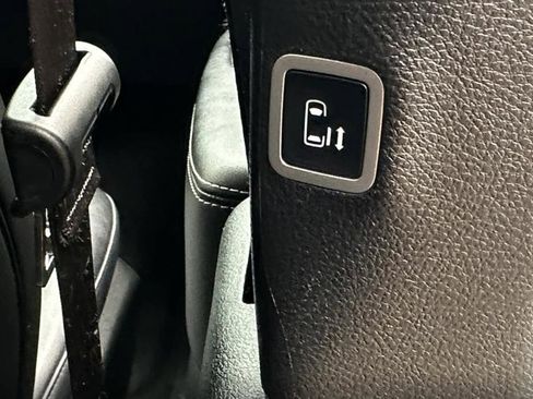 Used 2025 Chrysler Pacifica Limited image 5