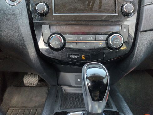 Used 2018 Nissan Rogue SV image 13