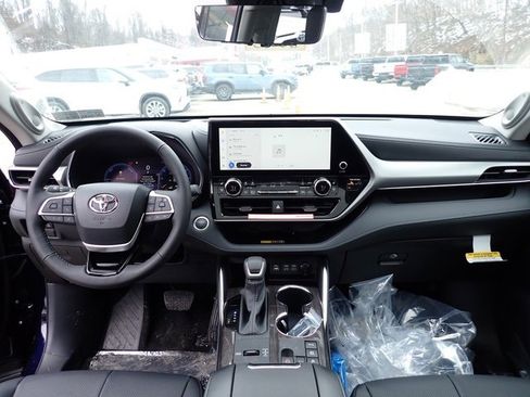 New 2026 Toyota Highlander Platinum image 13
