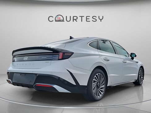 New 2025 Hyundai Sonata Limited image 4