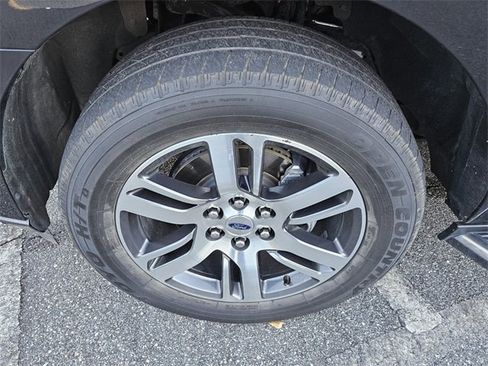 Used 2023 Ford Expedition Limited image 3