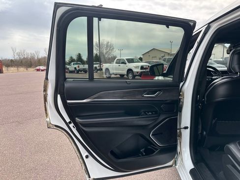 Used 2022 Jeep Grand Cherokee L Overland w/ Luxury Tech Group IV image 21