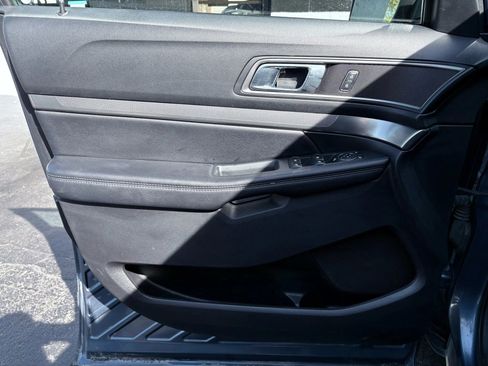 Used 2018 Ford Explorer XLT AWD/4WD image 11