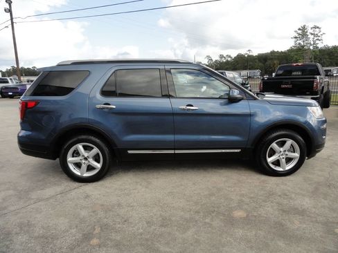 Used 2018 Ford Explorer XLT image 5