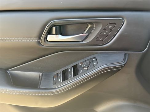 Used 2024 Nissan Rogue SL w/ SL Premium Package image 21