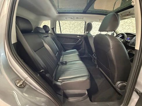 Used 2022 Volkswagen Tiguan SE w/ Panoramic Sunroof Package image 11