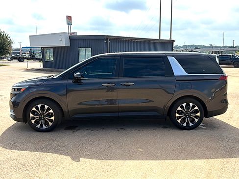 Used 2024 Kia Carnival EX FWD image 2