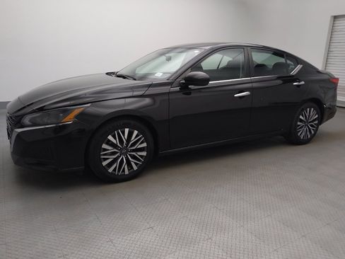 Used 2023 Nissan Altima 2.5 SV image 2