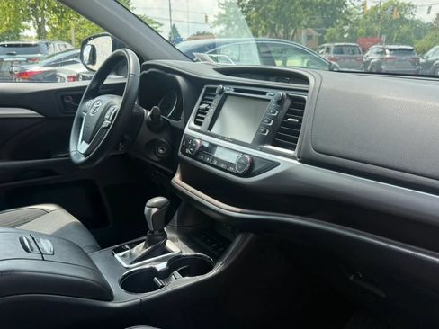 Used 2017 Toyota Highlander Plus AWD/4WD image 14