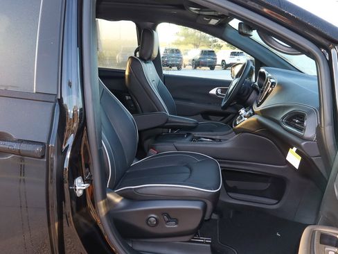 New 2026 Chrysler Pacifica Limited w/ S Appearance Package image 29