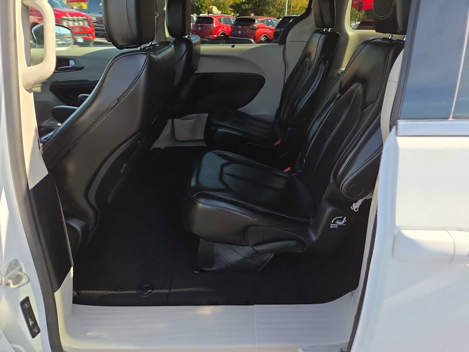 Used 2023 Chrysler Pacifica Touring-L FWD image 21