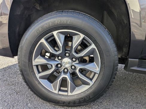 Used 2017 Chevrolet Suburban LT image 12