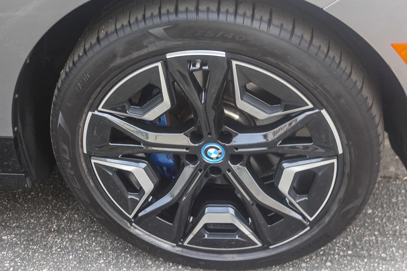 Used 2024 BMW iX xDrive50 w/ Sport Package AWD/4WD image 9