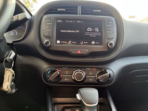 Used 2025 Kia Soul LX w/ LX Technology Package FWD image 17