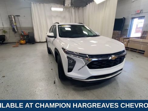 Used 2024 Chevrolet Trax LT w/ Driver Confidence Package FWD image 3