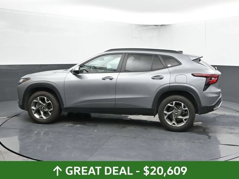 Used 2025 Chevrolet Trax LT FWD image 10