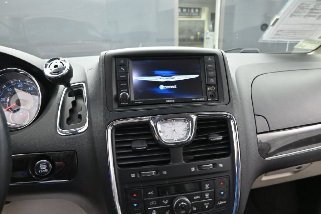Used 2016 Chrysler Town & Country Touring w/ Driver Convenience Group FWD image 22