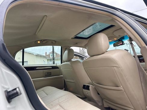 Used 2007 Lincoln Town Car Signature RWD image 38