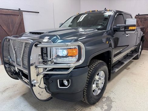Used 2018 GMC Sierra 3500 Denali w/ Duramax Plus Package image 3