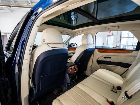 Used 2021 Bentley Bentayga image 57