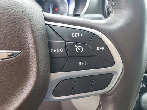 Used 2017 Chrysler Pacifica Touring-L Plus w/ Tire & Wheel Group FWD image 24