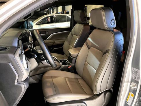 Used 2025 Chevrolet Colorado ZR2 w/ Midnight Edition image 10