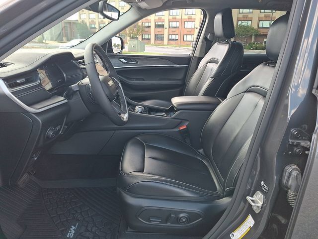Used 2023 Jeep Grand Cherokee Limited w/ Black Appearance Package AWD/4WD image 14
