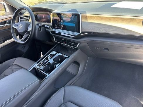 Used 2025 Volkswagen Atlas SE AWD/4WD image 12